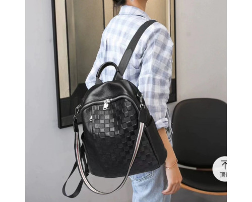 Шкіряний жіночий рюкзак з тисненням 25х30х11, сумка наплічна з шахматним візерунком, чорна