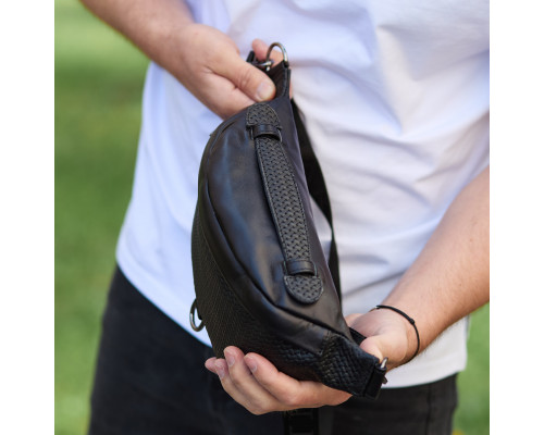 Стильна чоловіча бананка з натуральної гладкої шкіри 22х27х8, рюкзак нагрудний з принтом NM-58744 чорний