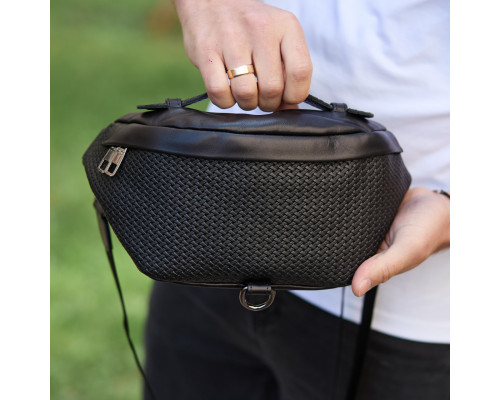 Стильна чоловіча бананка з натуральної гладкої шкіри 22х27х8, рюкзак нагрудний з принтом NM-58744 чорний