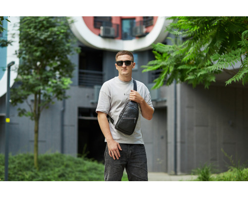 Чоловіча нагрудна сумка рюкзак 31х17х9, бананка зі шкіри на плечі Tiding Bag 79906 чорна